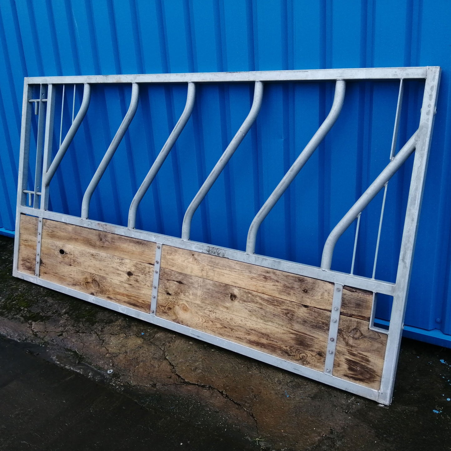 Pedigree Diagonal Feed Barrier Gate Unit with timber base